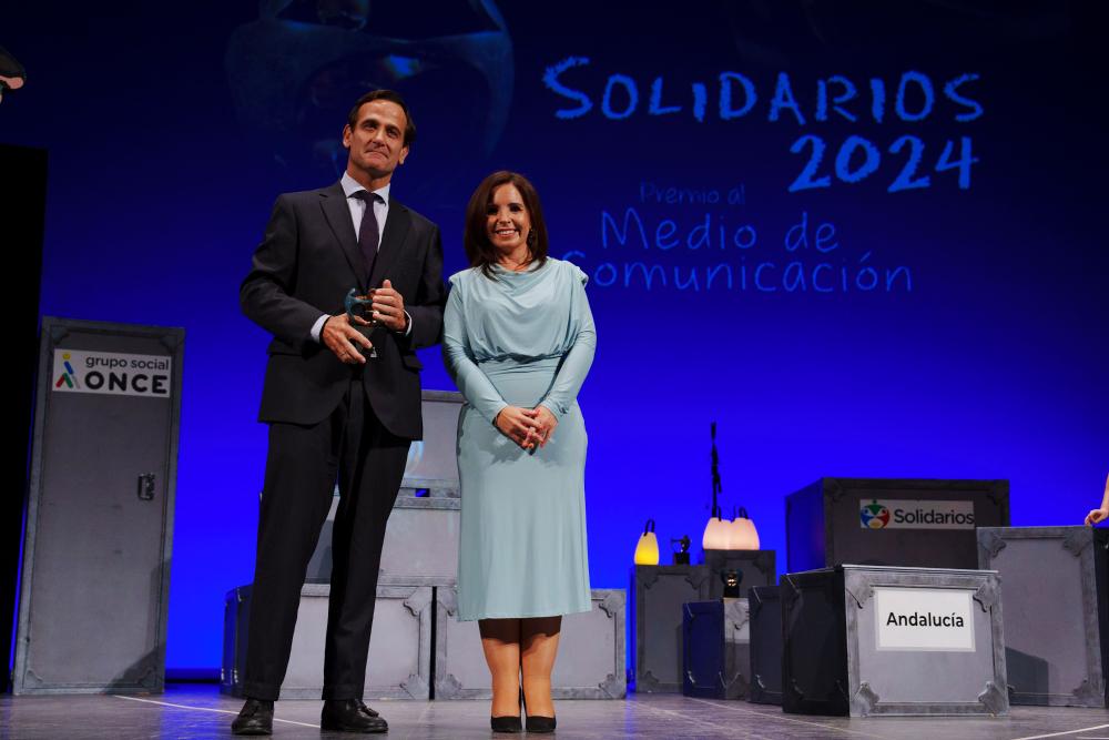 El delegado de Informativos Mediaset Andalucía, Jesús Martínez, recoge el Premio Comunicación de manos de Irene Aguilera