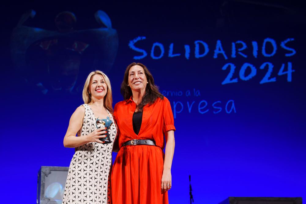 La consejera de Igualdad entrega el premio a la directora general de Biosabor María Dolores Morales