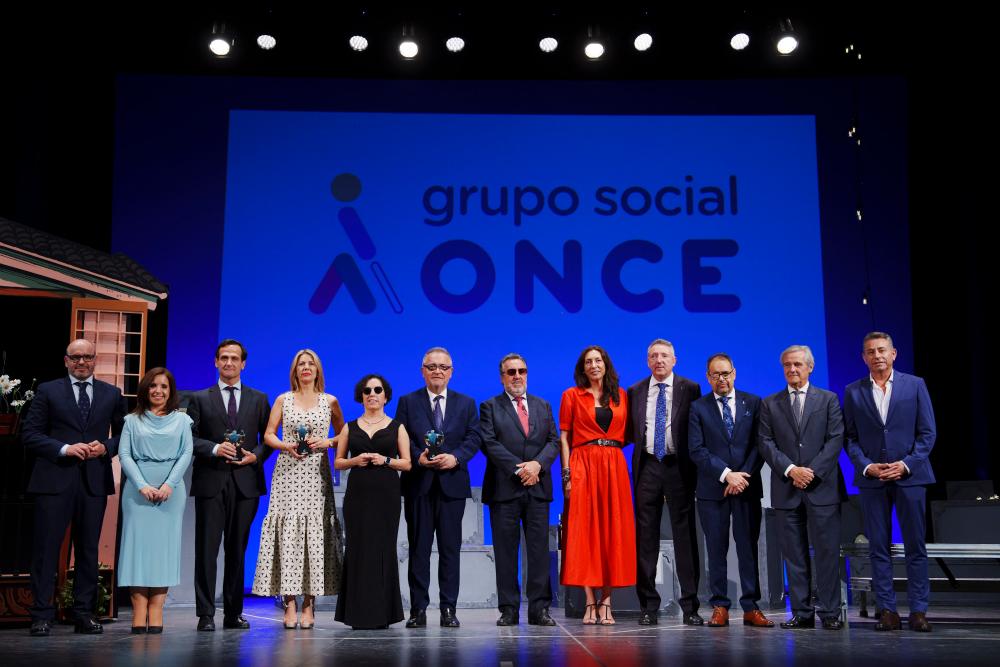 Foto familia de premiados y autoridades