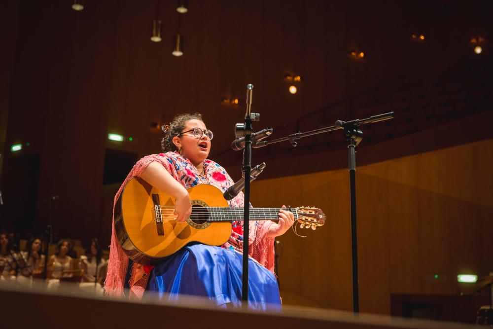Rocío López cantando una jota