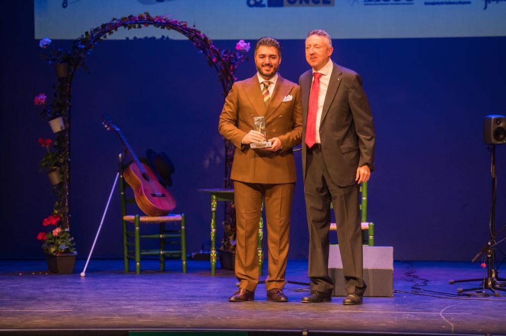 Cristóbal Martínez entrega el premio a Javi Santiago