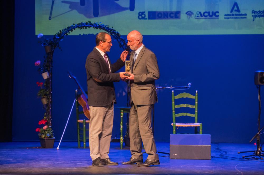 Entrega del premio al presidente de la Peña La Platería