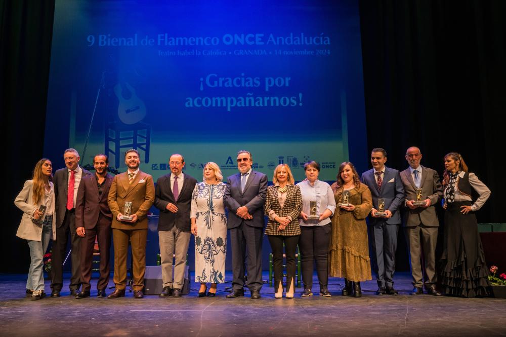 Foto de familia de premiados y autoridades