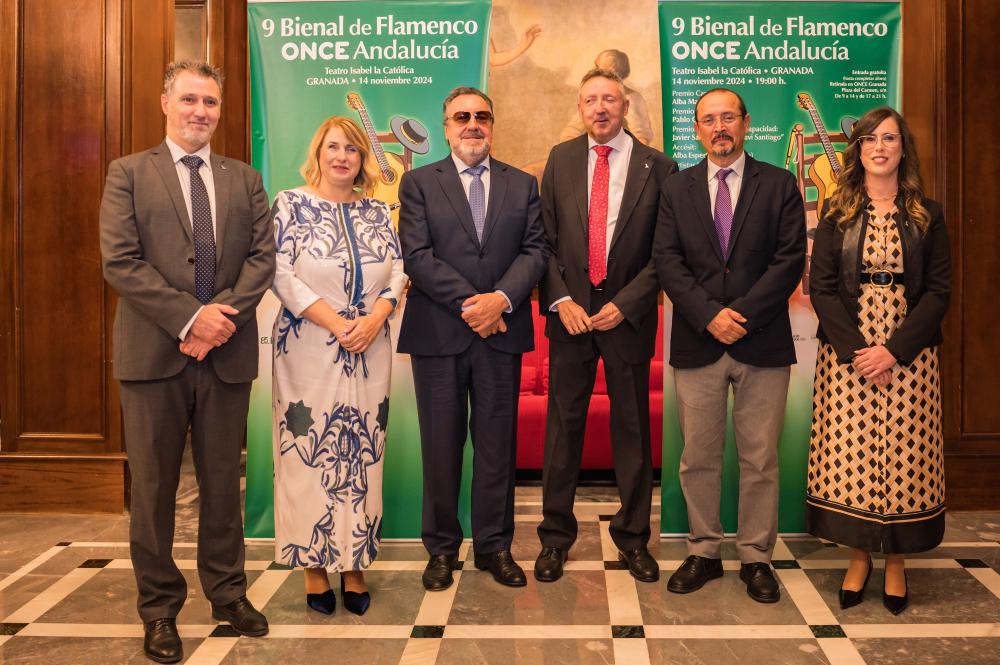 Foto de familia de los representantes de la ONCE