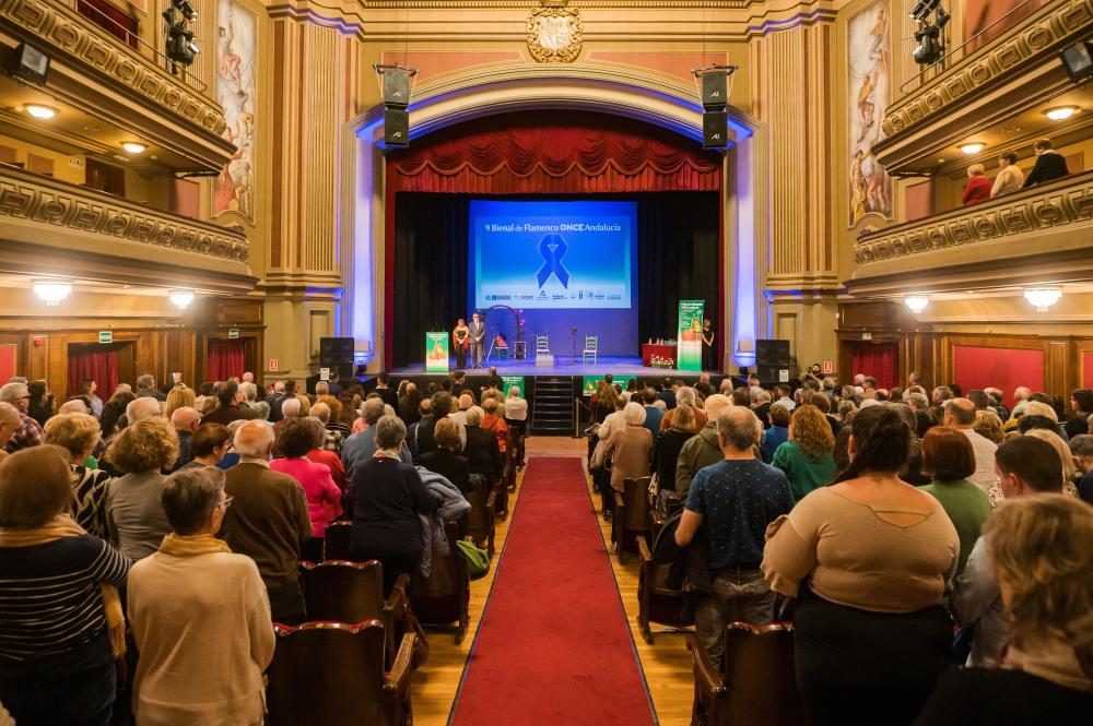 Minuto de silencio por Valencia con el teatro puesto en pie