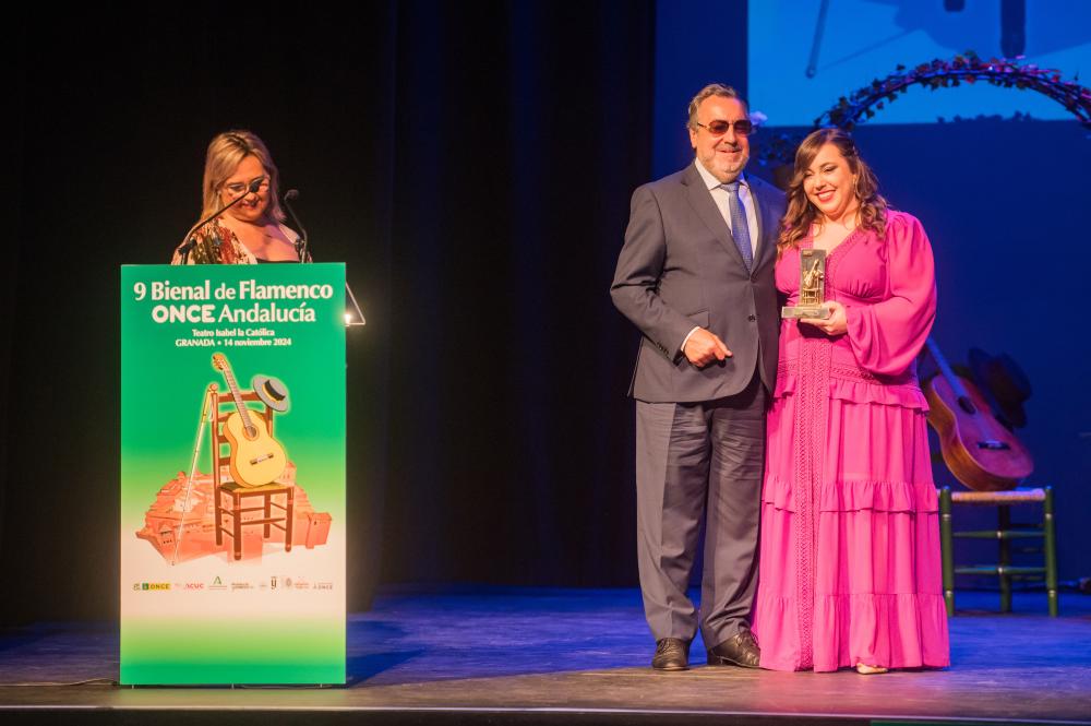 Carballeda entrega el premio a Alba Martos
