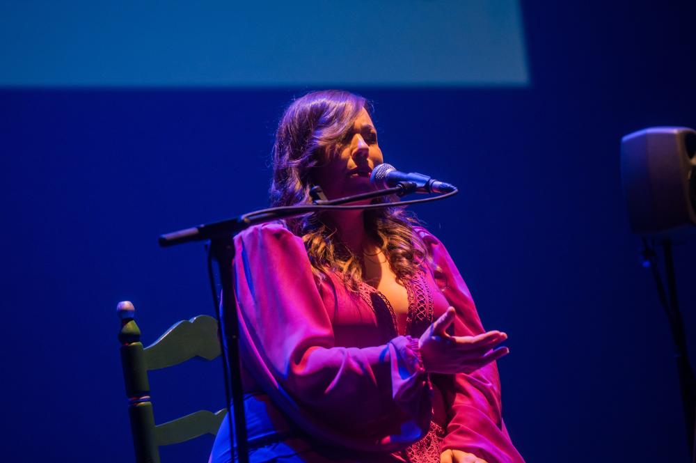 Alba Martos cantando