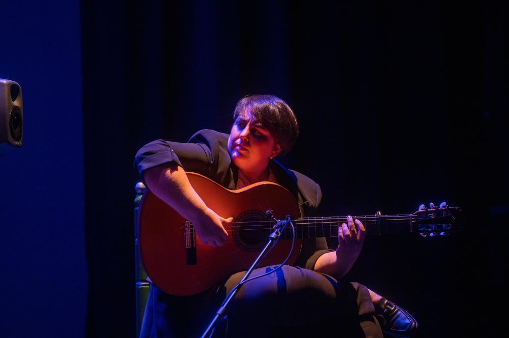 Alba Espert tocando