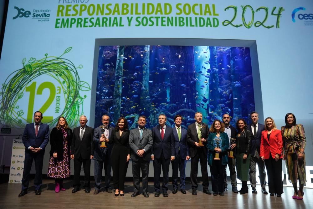Foto de familia de autoridades y premiados