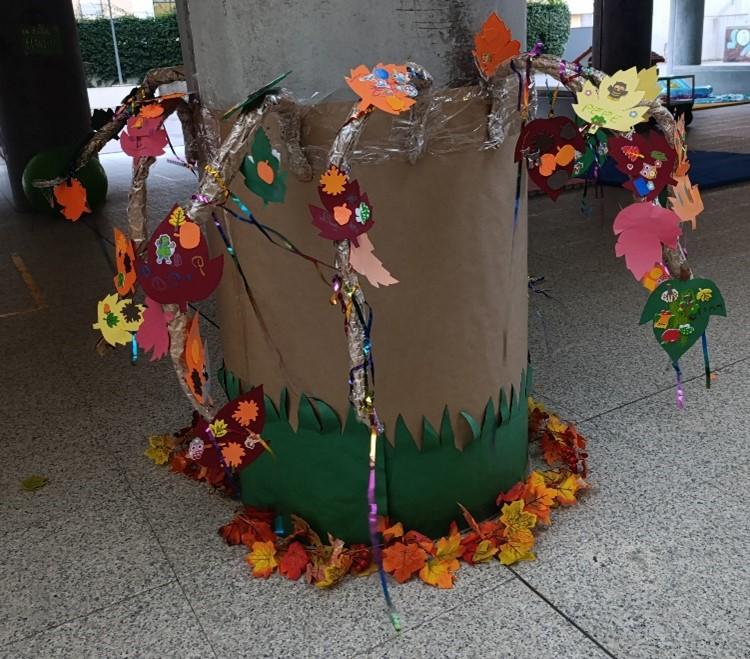 Un árbol del otoño decorado con tallos y hojas