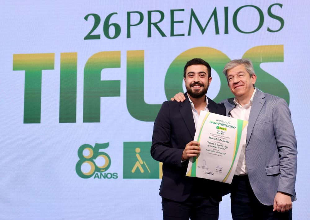 Antonio Mayor entrega el premio a Manu Sola