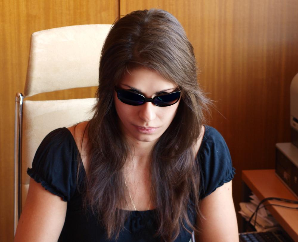 Primer plano de una mujer ciega