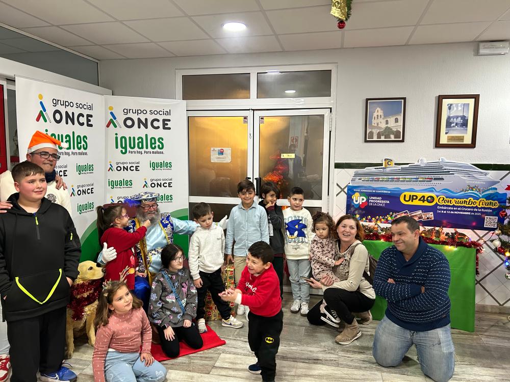 Alumnos y alumnas, padres y madres, en el taller de elaboración de tarjetas navideñas