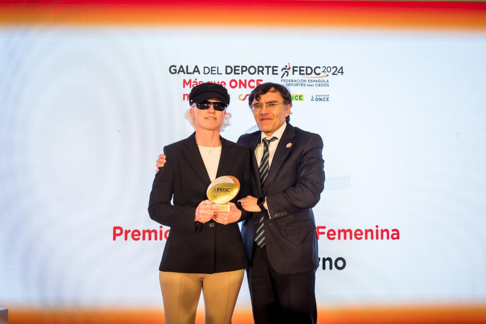 Alberto Durán entrega el premio a la judoca Marte Arce