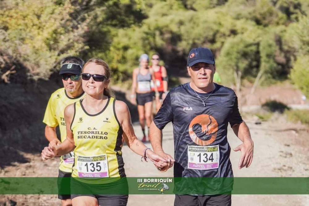 Oliver Mateo en un maratón con su guía Reyes Martín