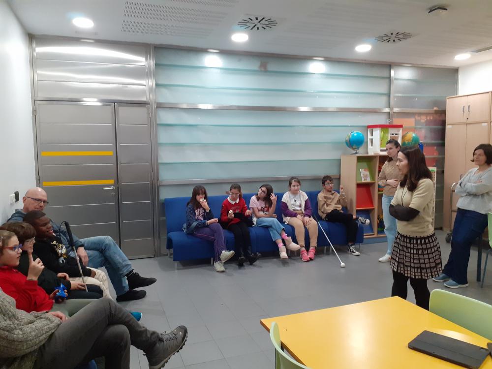 La directora del CRE de Sevilla, Eva Pérez, presenta el SEC a los alumnos participantes