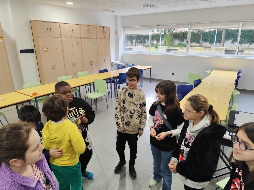 Alumnos preparando el primer teatrillo