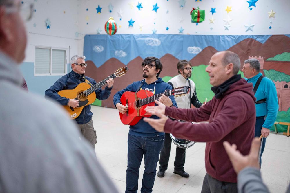 Mateos con sus compañeros de la comparsa y el director José María Puyana