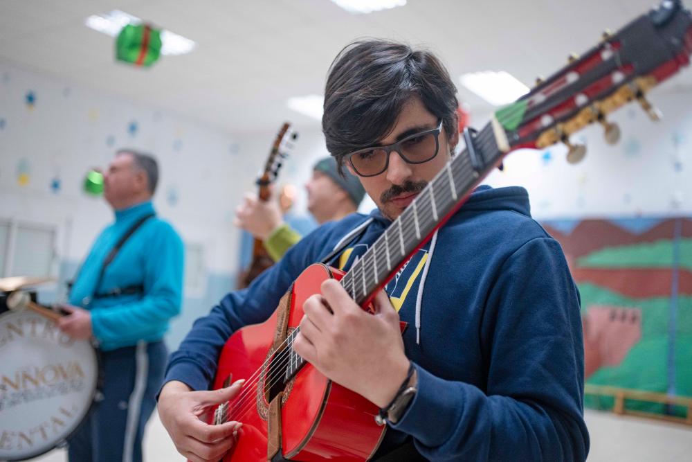 Primer plano de Antonio Mateos tocando la guitarra