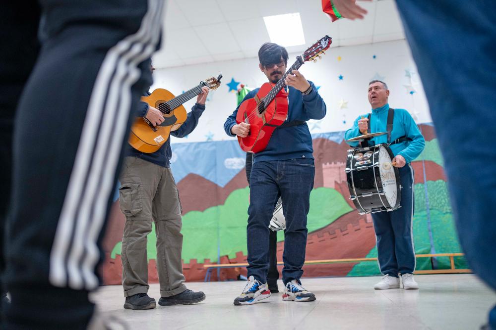 Morales entre sus compañeros con su guitarra