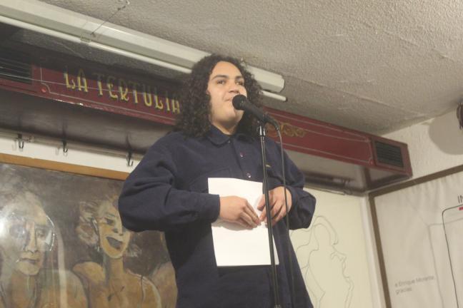 Yerko leyendo en braille