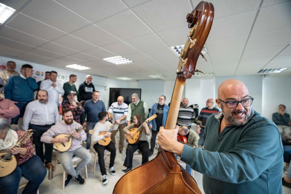 José Manuel Pedrosa, director del coro, en primer plano