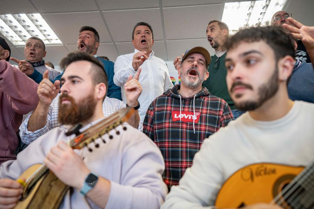 Morales cantando entre sus compañeros