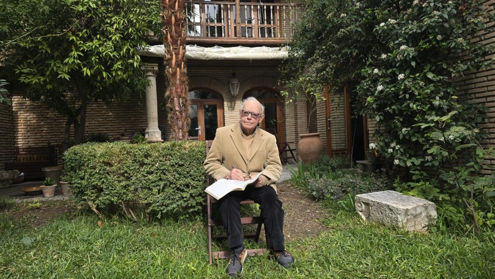 Luis Berges en el jardín de su casa