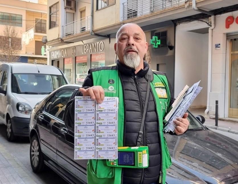 Luis Santiago, vendedor de la ONCE en Guadix