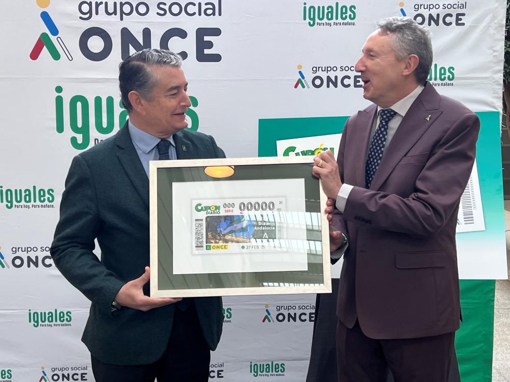 Antonio Sanz y Cristóbal Martínez compartiendo la imagen del cupón