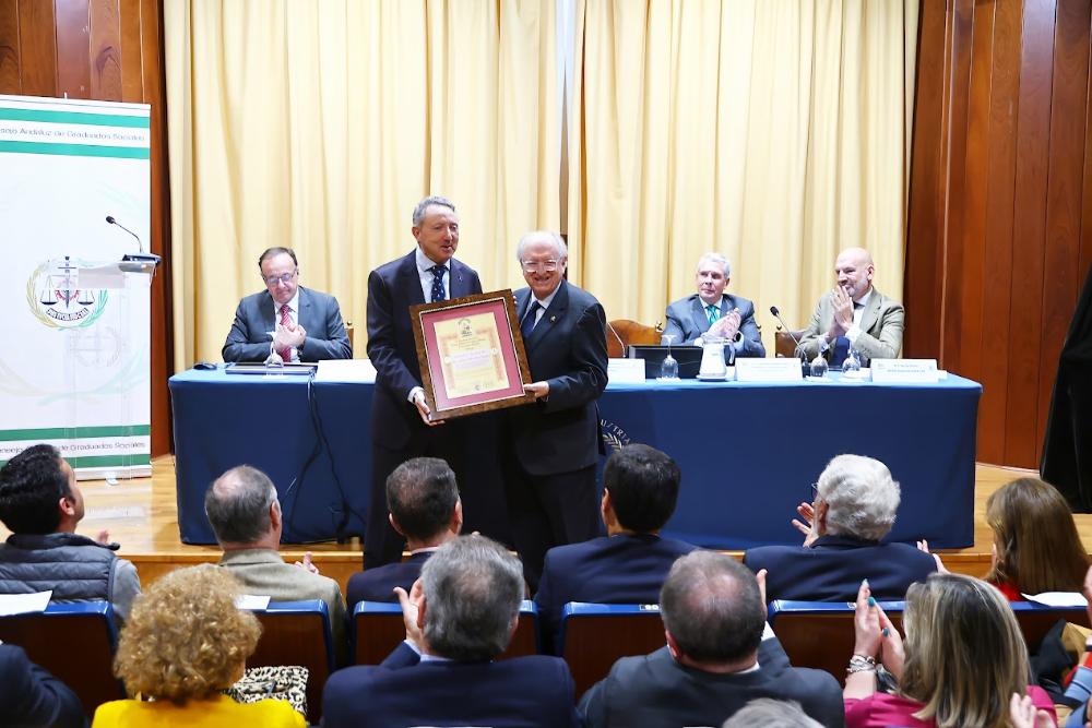 El delegado de la ONCE recibiendo el galardón