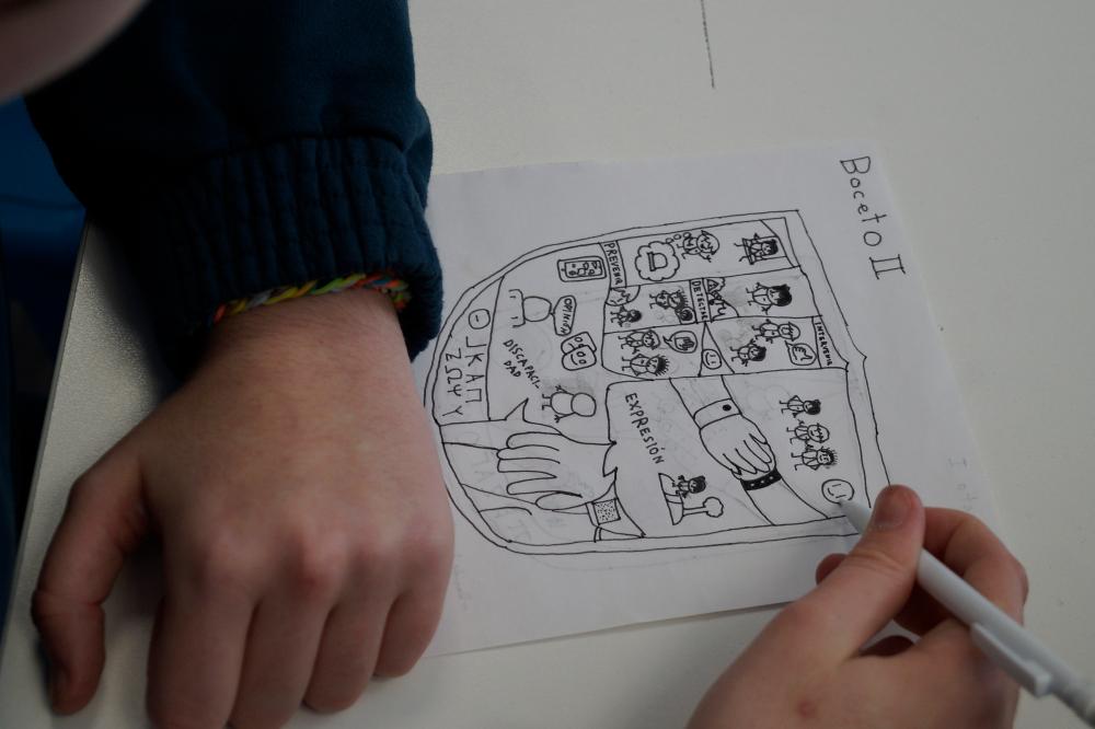 Un alumno diseñando un escudo