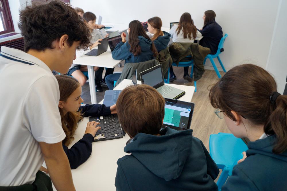 Grupo de estudiantes trabajando en el aula