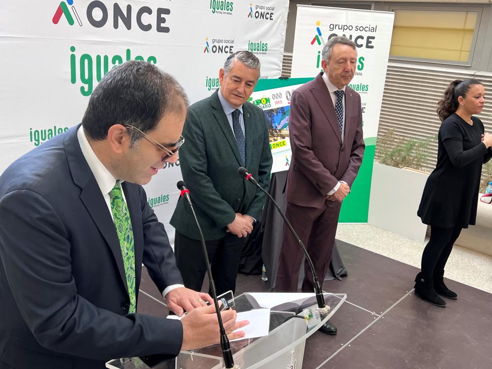 El afiliado Manuel Ávila protagonizó una lectura en braille durante el acto