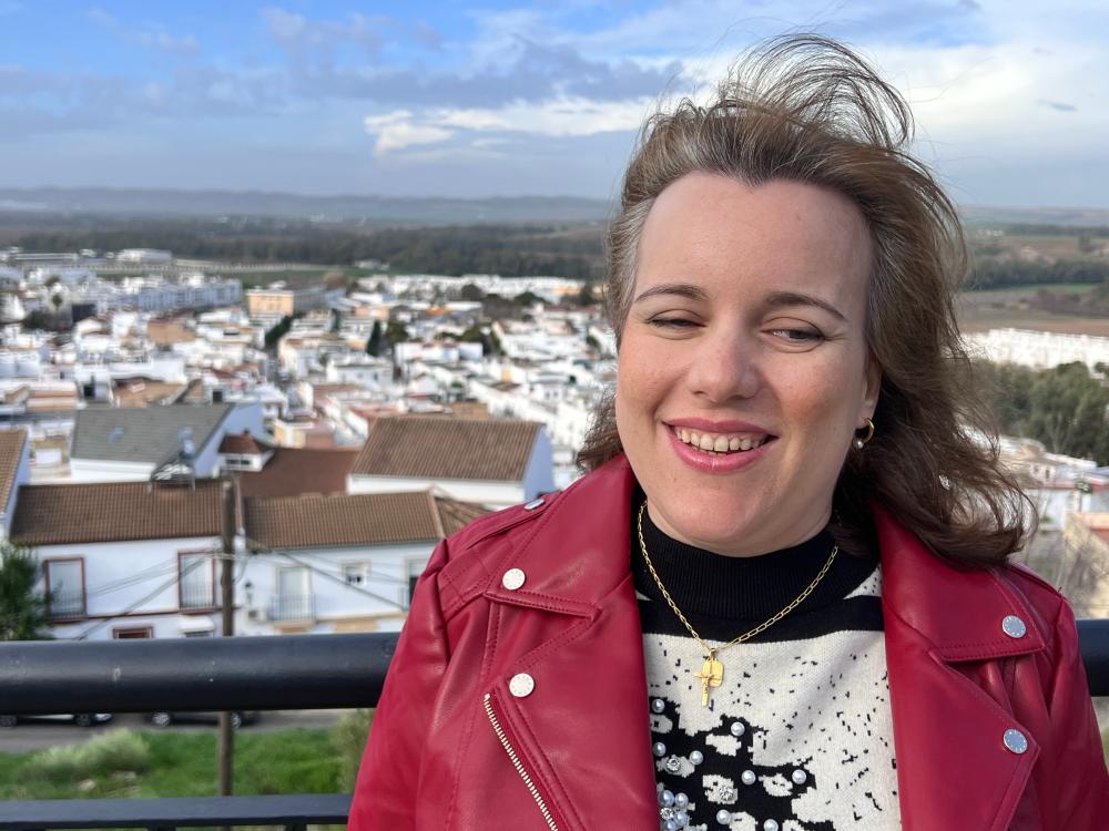 Marta Chacón con una vista de su pueblo al fondo