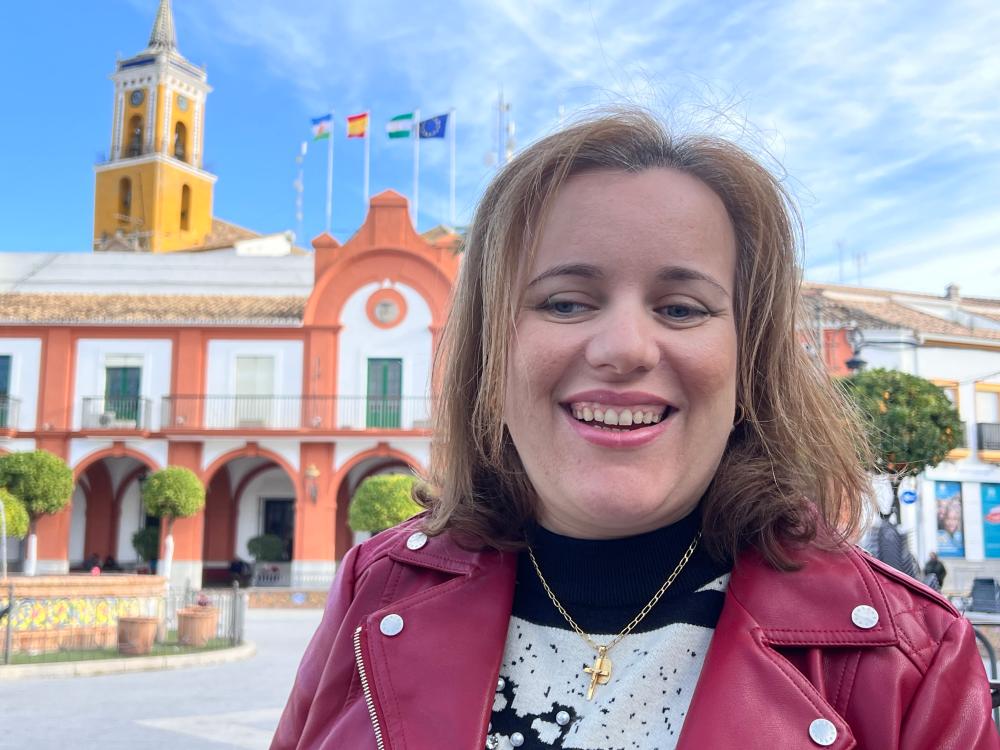 Marta en la plaza del Ayuntamiento de Villalmartín