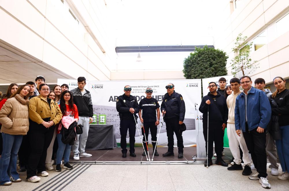 foto de familia tras el acto de inauguración en Sevilla con policías como protagonistas
