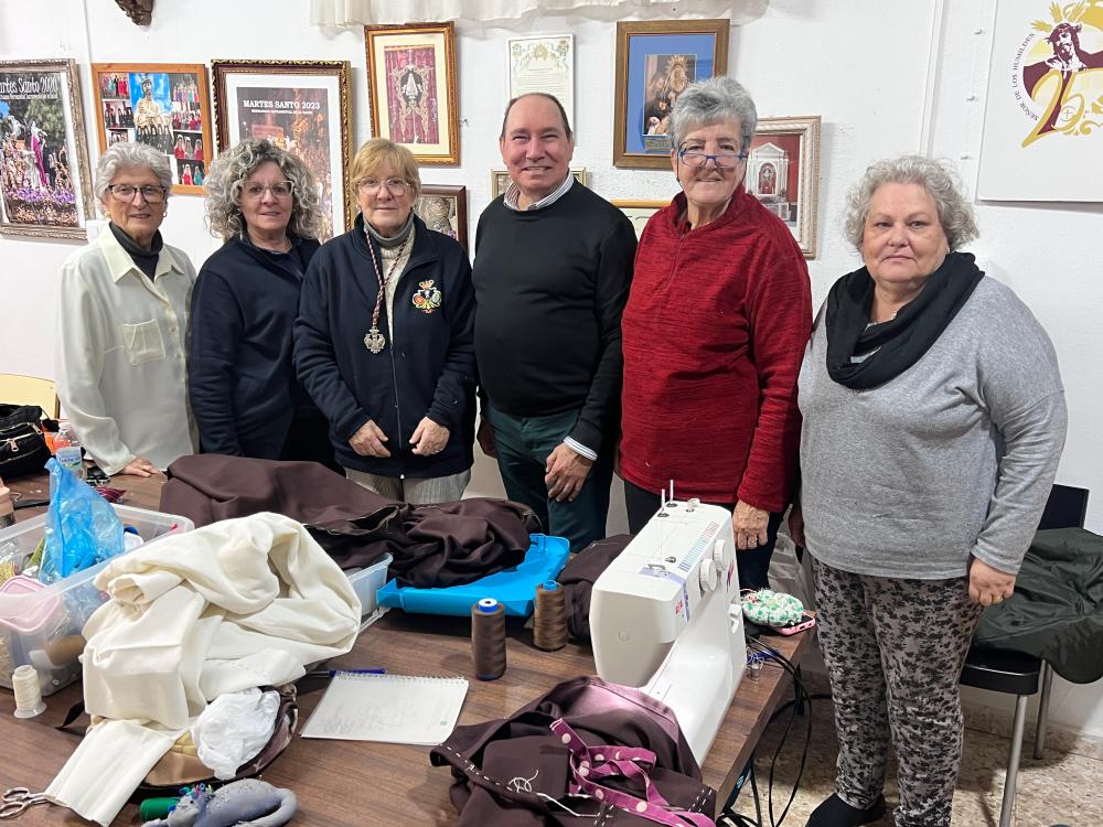Roldán con cinco de las siete costureras de la Hermandad