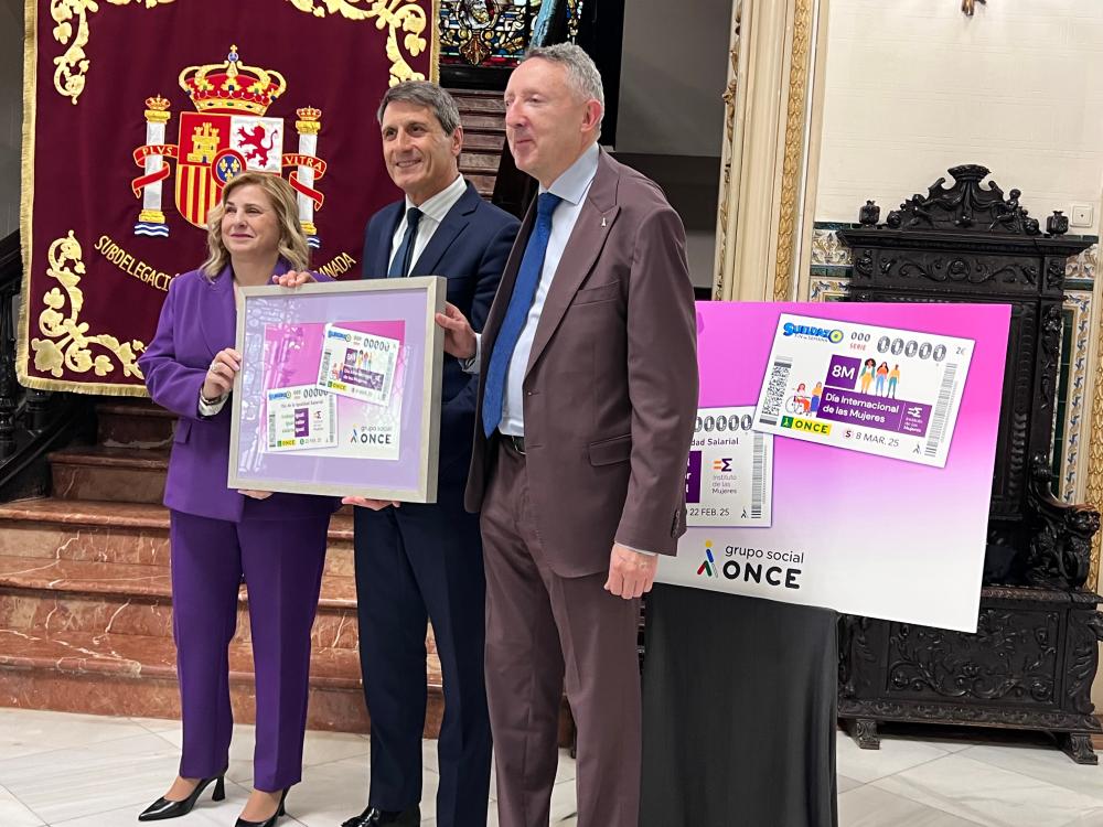 Carmen Aguilera, Pedro Fernández y Cristóbal Martínez presentan la imagen del cupón