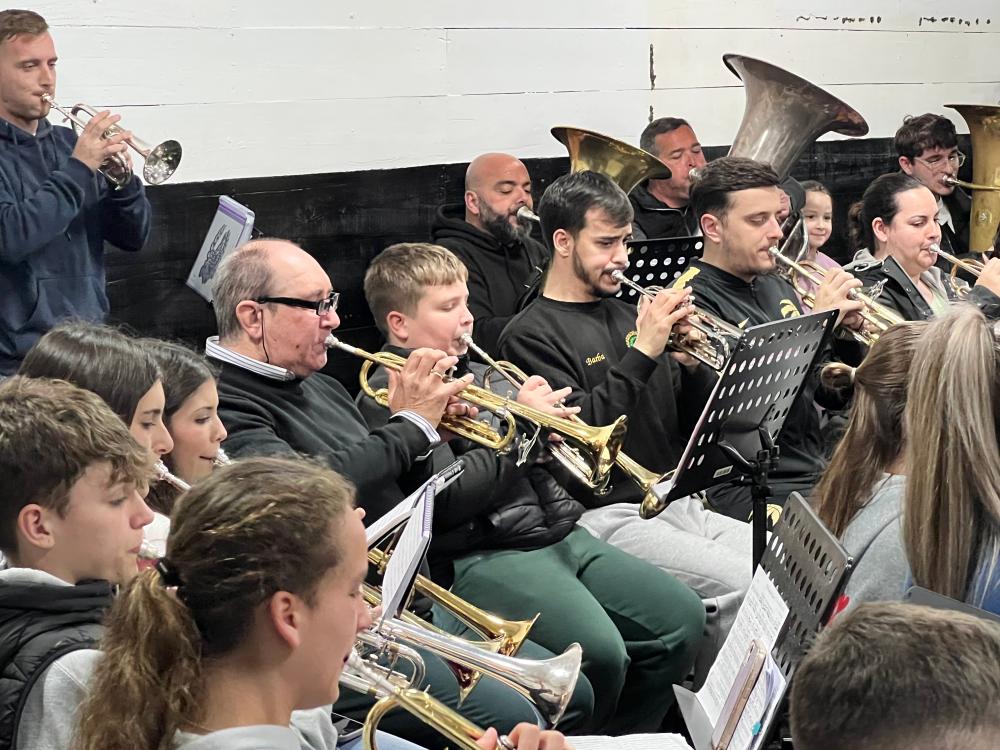 Pepe Roldán tocando con la agrupación musical