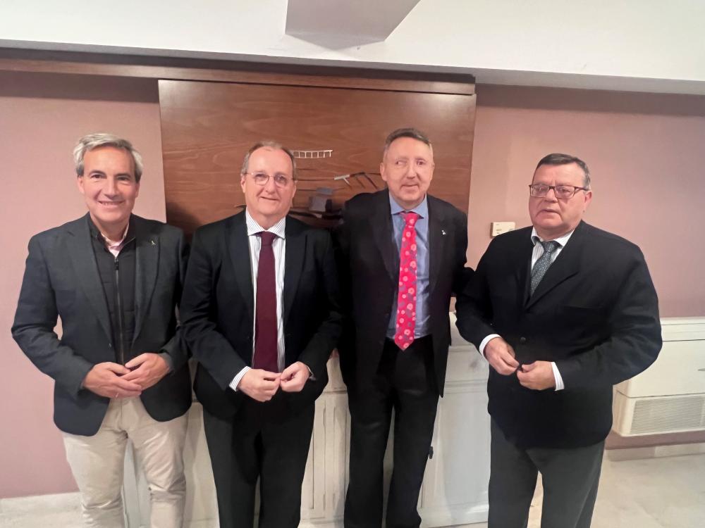 Foto de familia tras la firma
