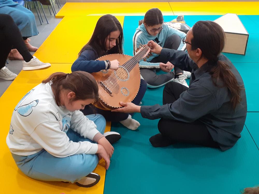 Alumnos con instrumentos
