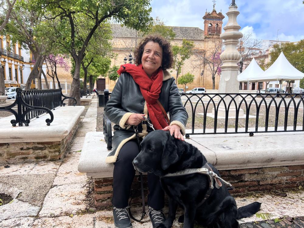 Marga con su perra guía Trusca