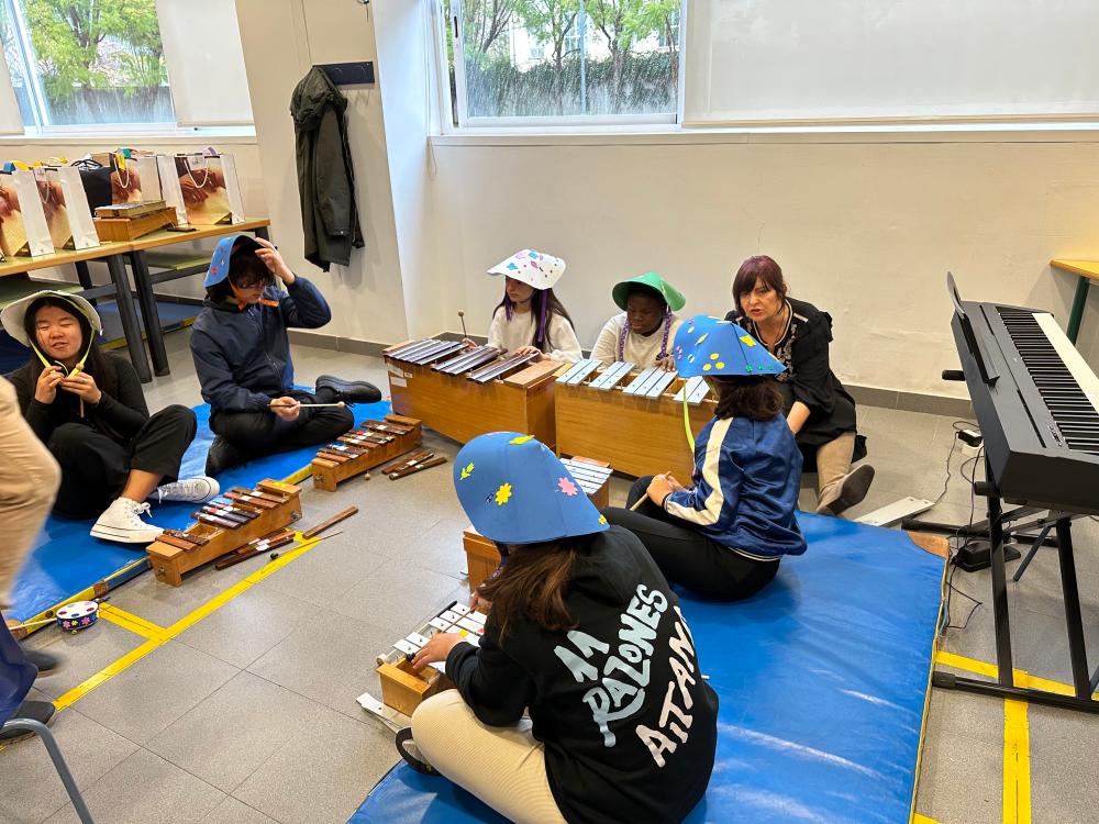 Alumnos con instrumentos