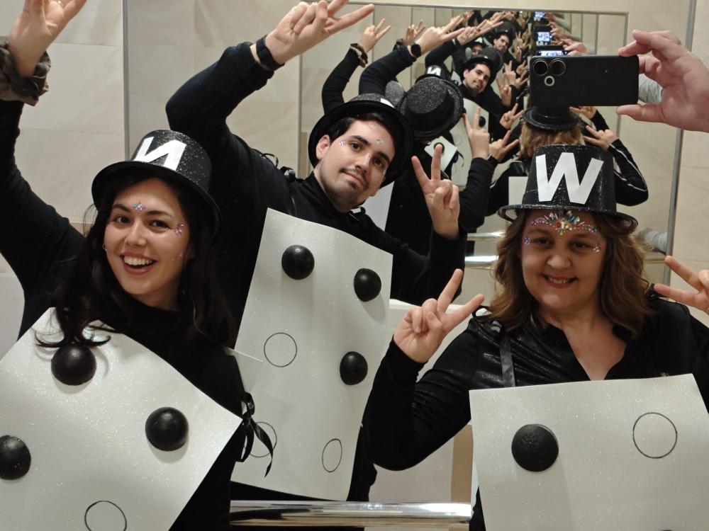 Los participantes vestidos de puntos de braille