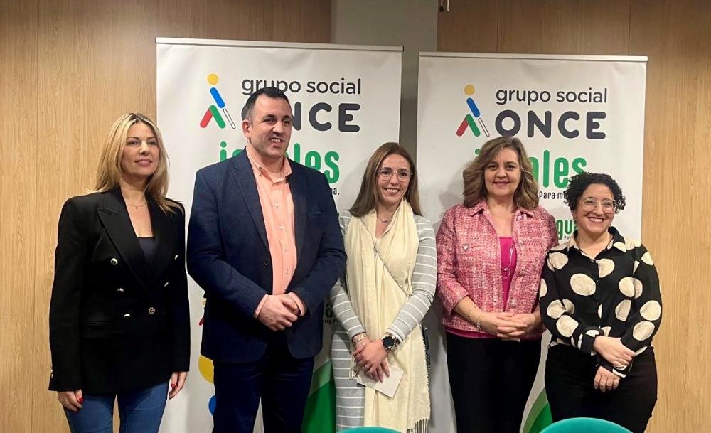 Foto de familia en la actividad del Día de la Mujer en Almería