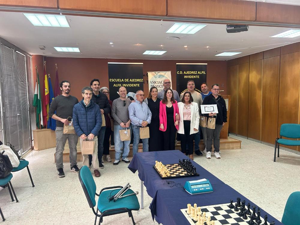 Foto de familia de los participantes en la actividad de ajedrez en Cádiz
