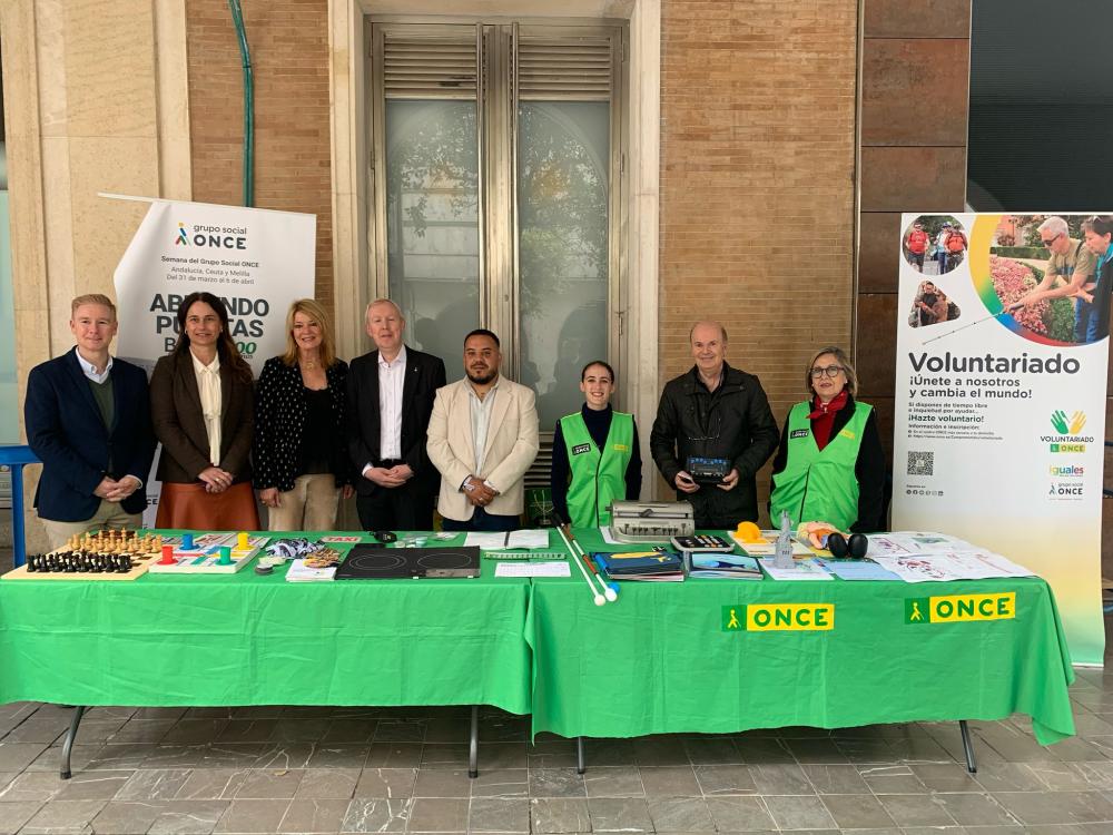 La alcaldesa de Huelva visita la exposición de la ONCE