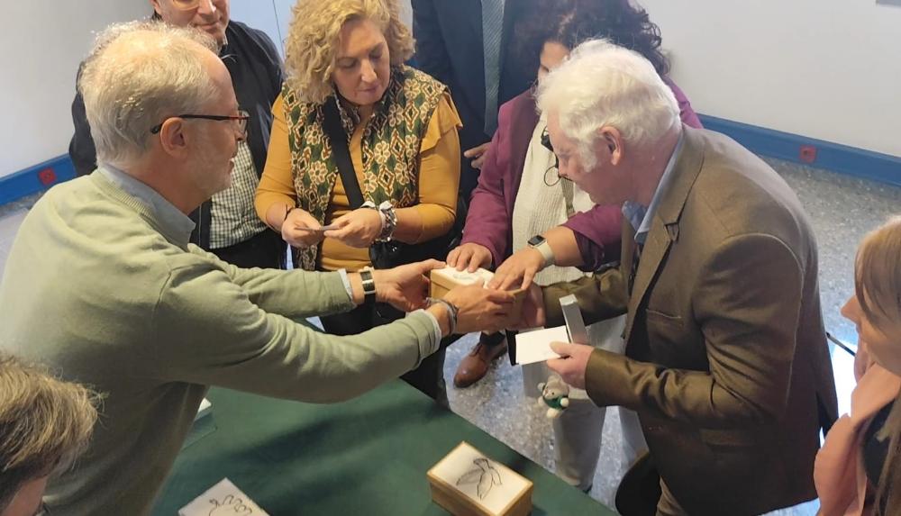 Personas vidente leyendo carteles Braille