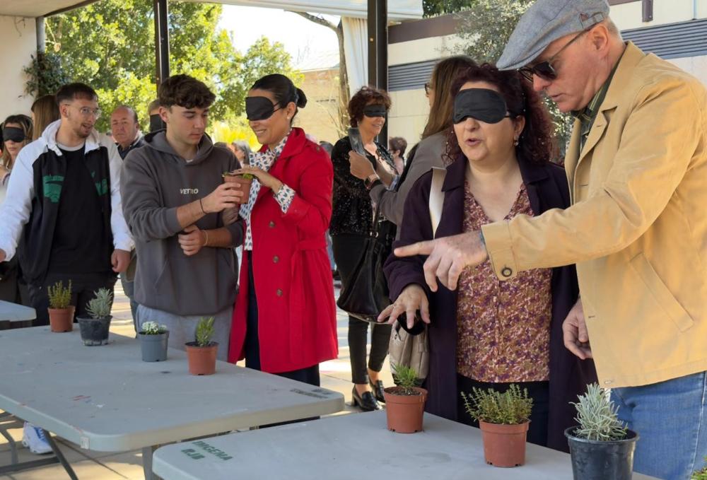 Asistentes al acto con las actividades propuestas en el acto